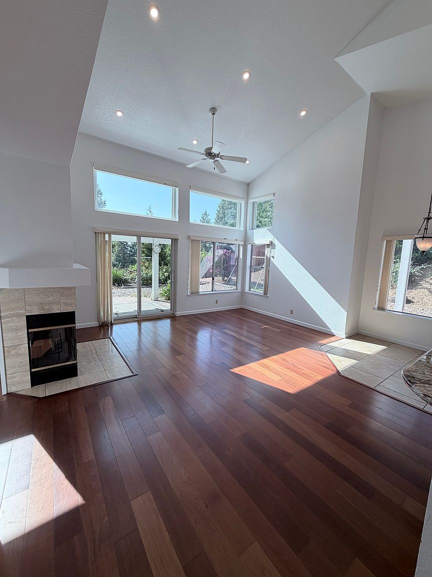 Gorgeous Single Family Home Located In Highly Desirable Neighborhood photo 3
