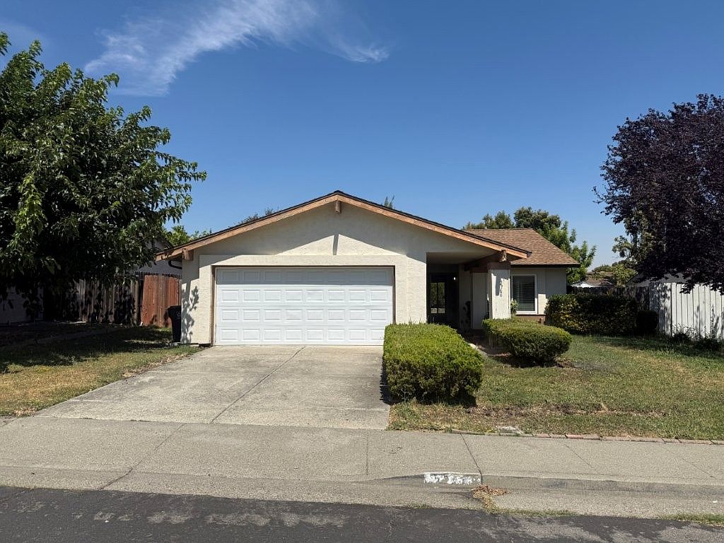 2766 Applewood Dr photo 2