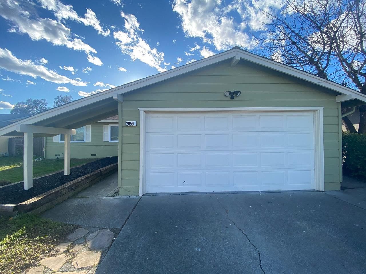 2059 Robin Dr photo 2