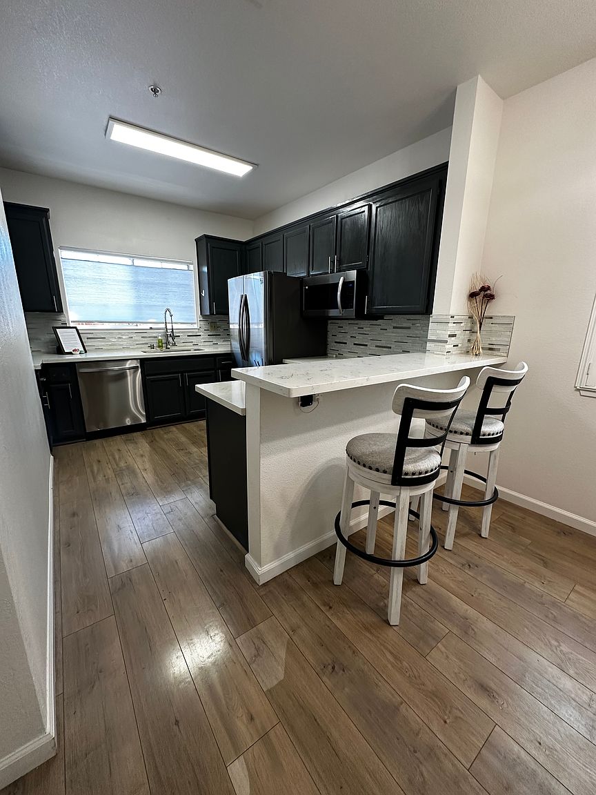 130 Manchester Dr photo 3