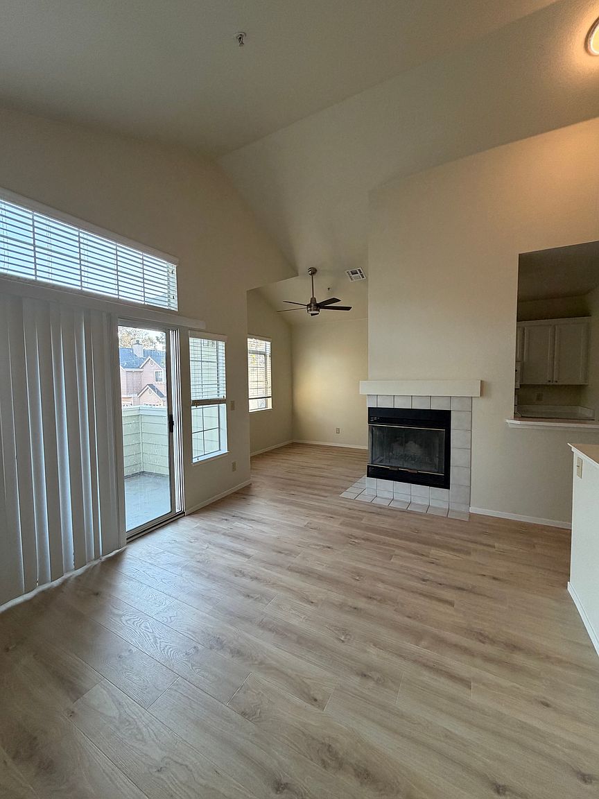 112 Sheffield Ln photo 3