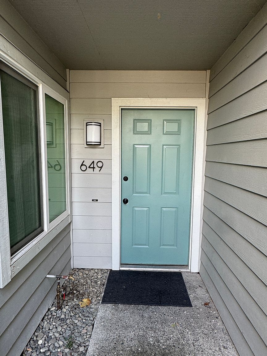 649 Summerfield Rd photo 2