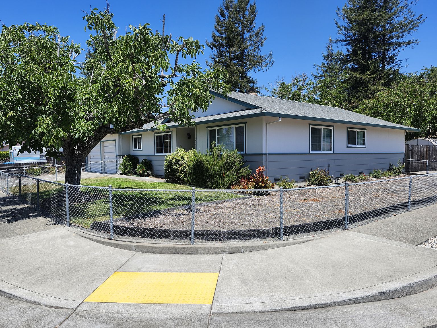 1628 Mariposa Dr photo 2