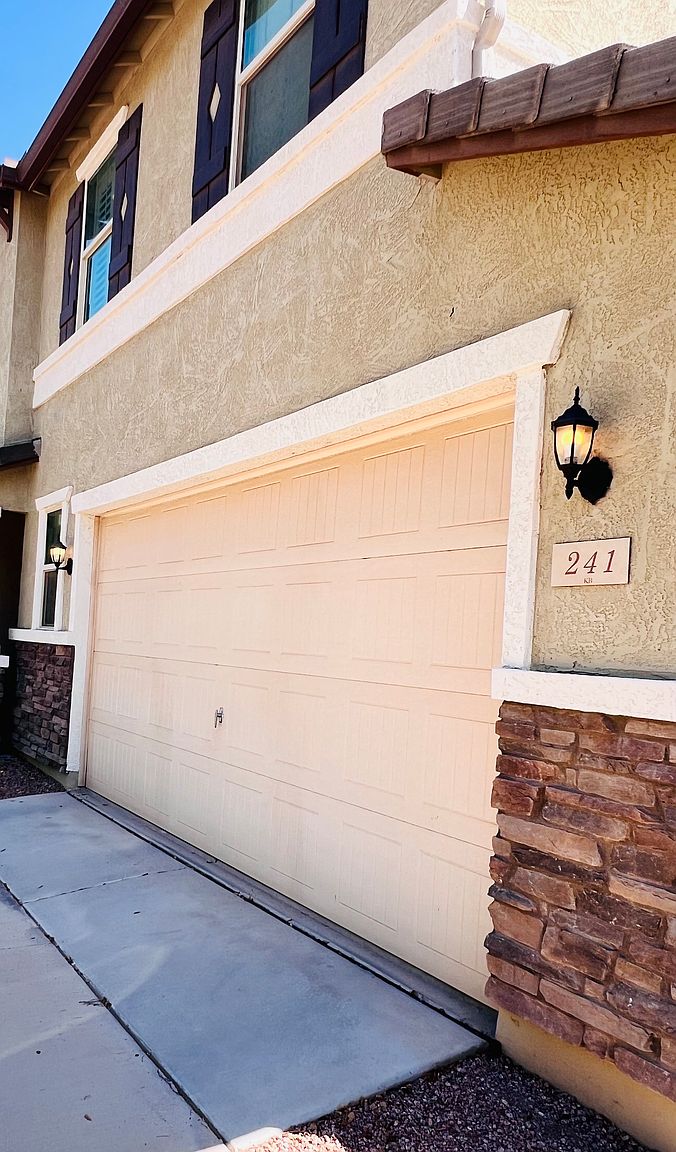 241 E Roadrunner Dr photo 2