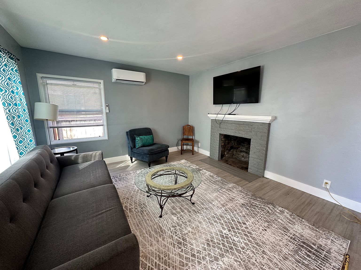 553 Flower Ave photo 3