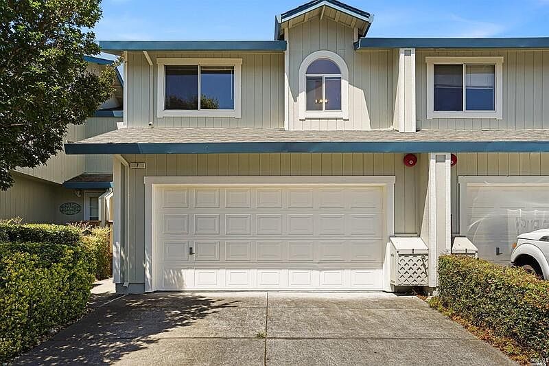 7 Meridian Cir photo 3