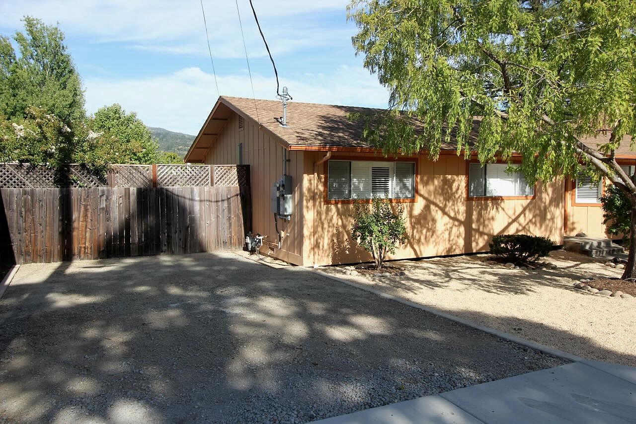 881 Cecelia Dr photo 2