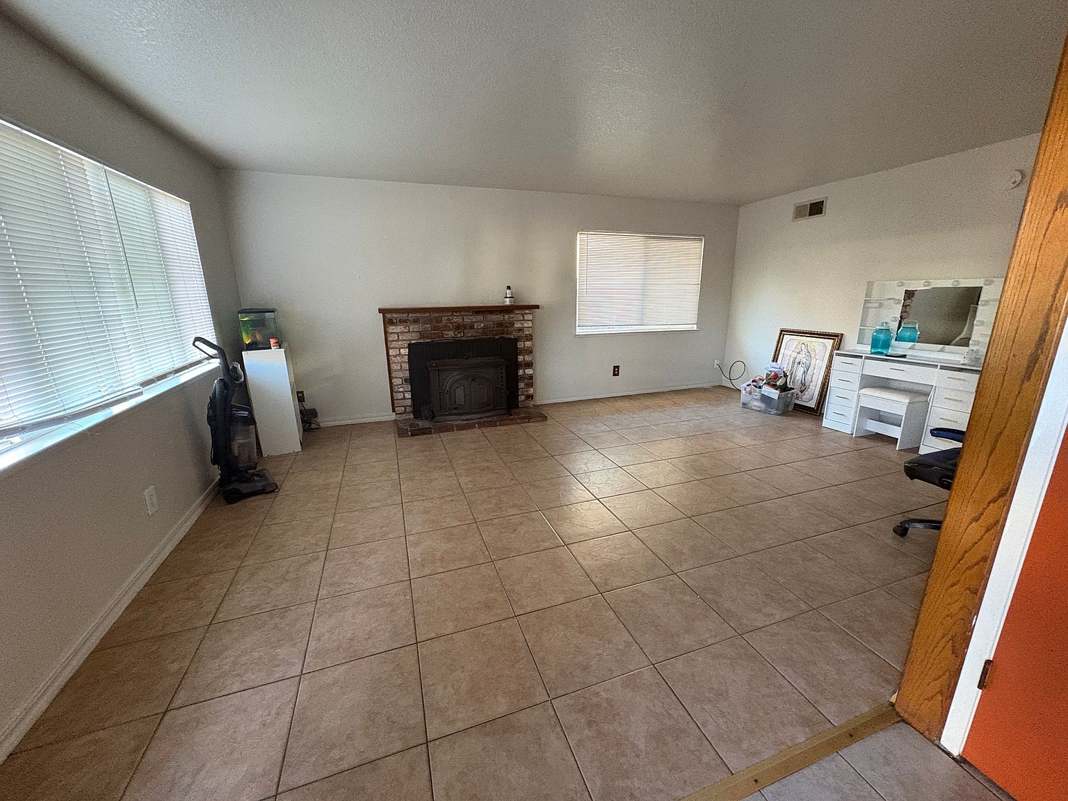 1086 Delport Ave photo 2