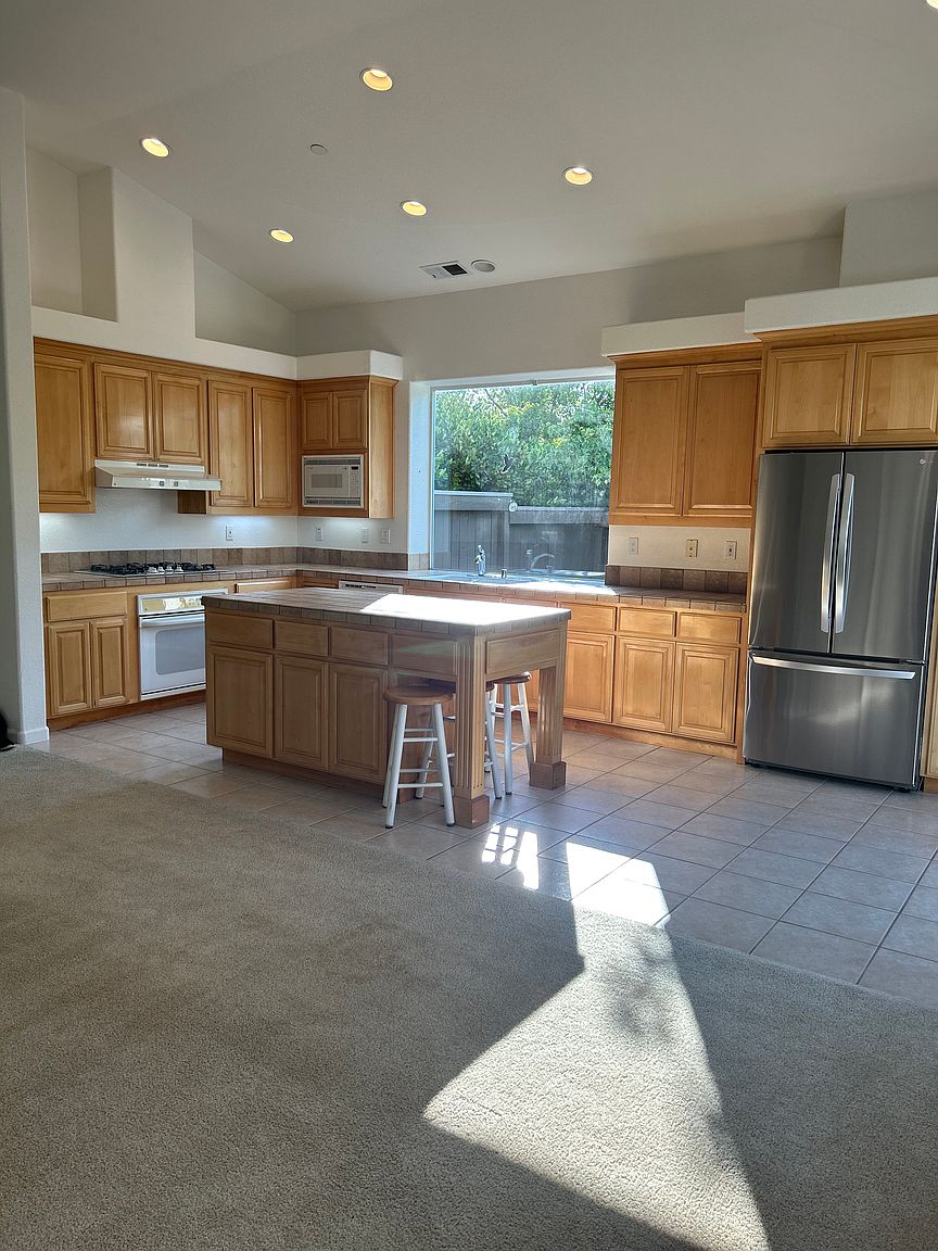 402 Dove Ln photo 3