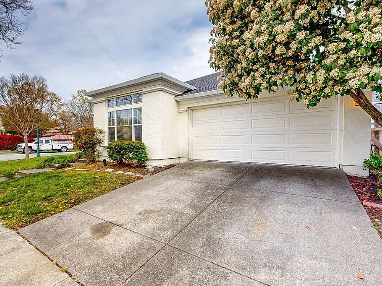 402 Dove Ln photo 2