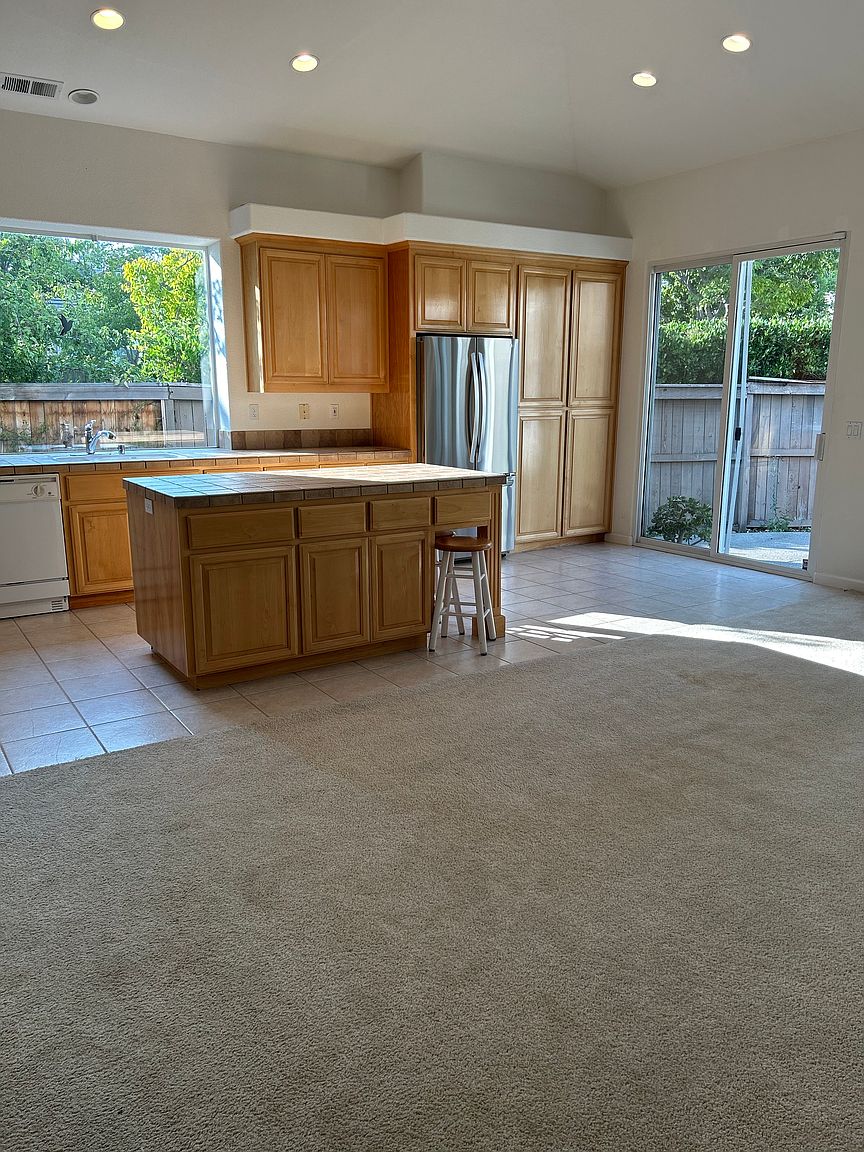 402 Dove Ln photo 4