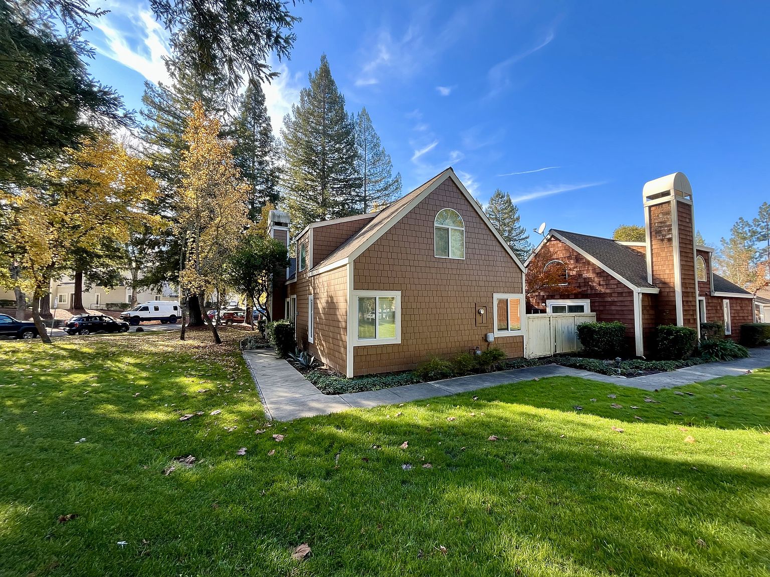 2744 Lakeview Dr photo 2
