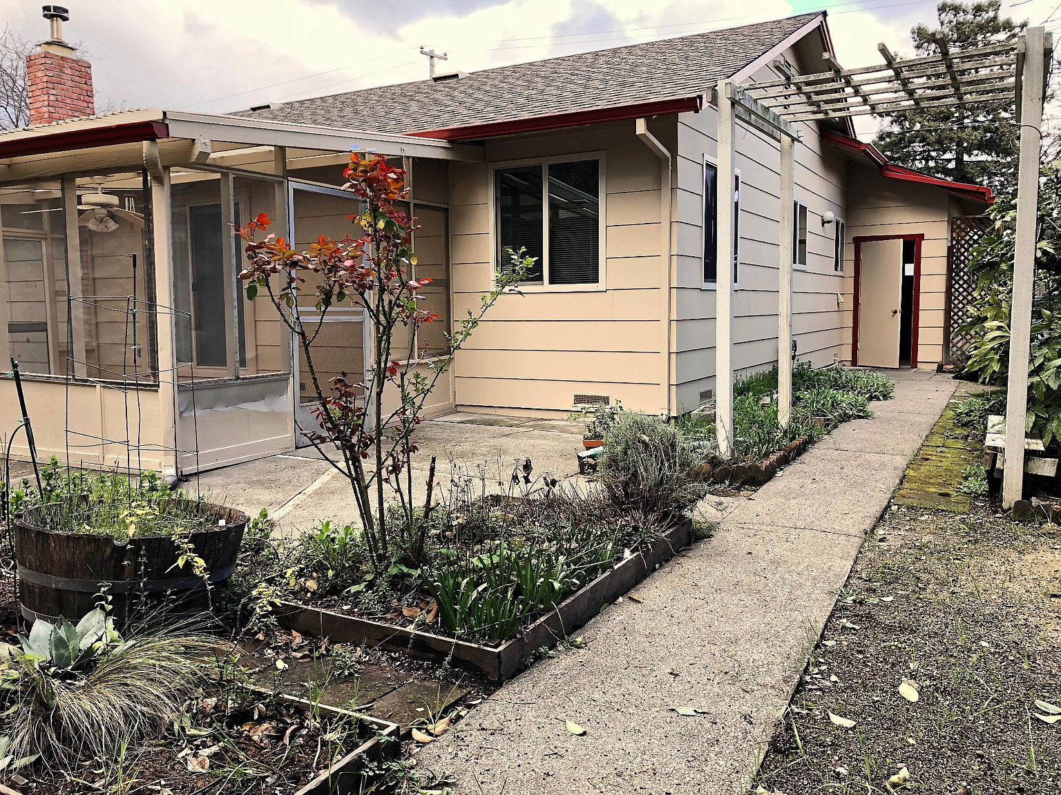 219 Grove Ave photo 5