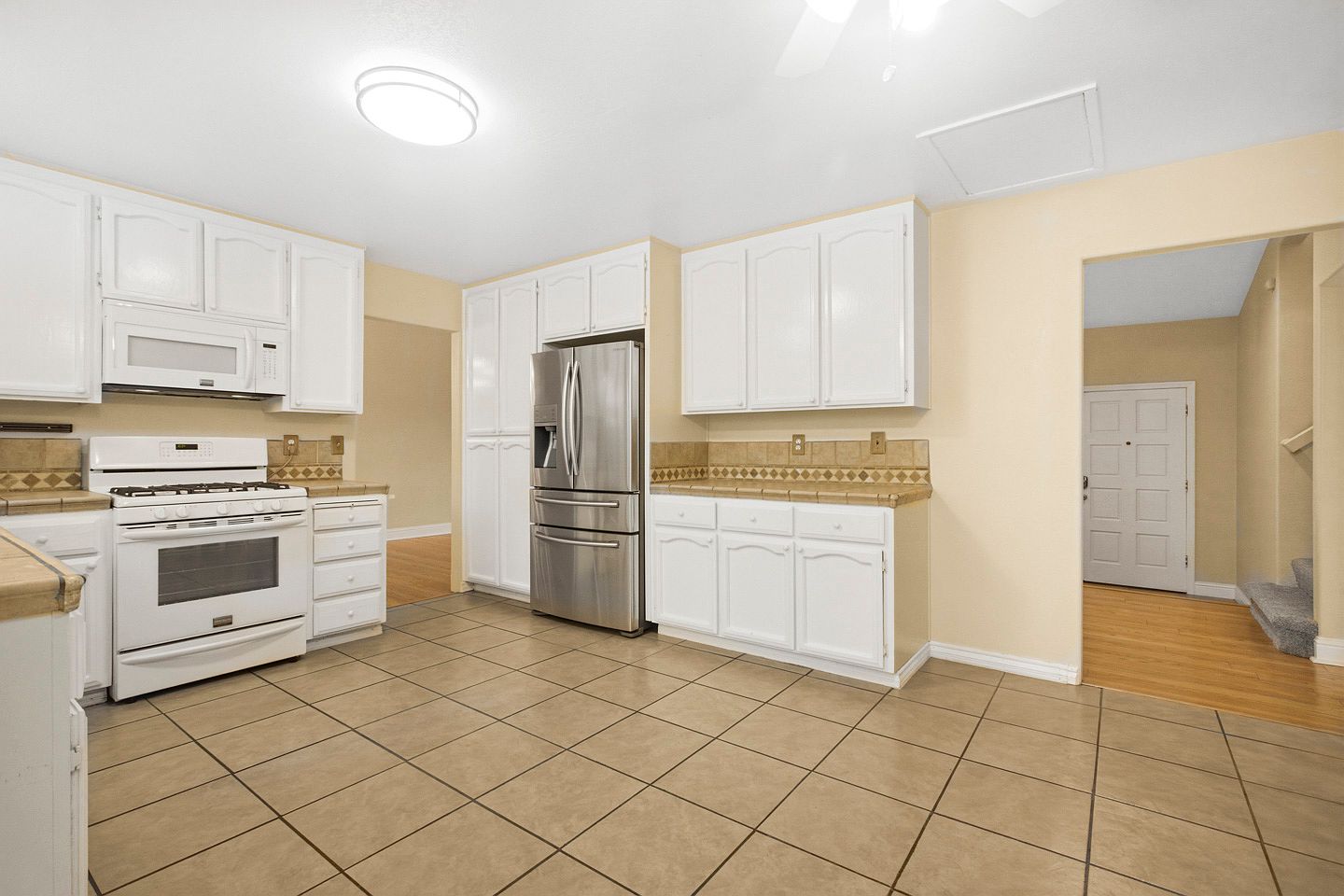 1190 Holly Ave photo 3