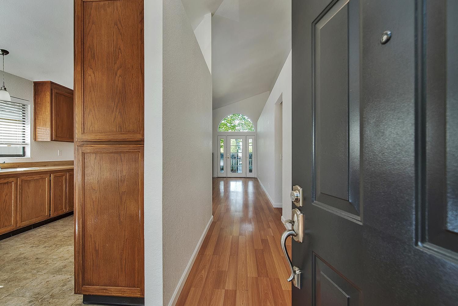 828 Bond Pl photo 3