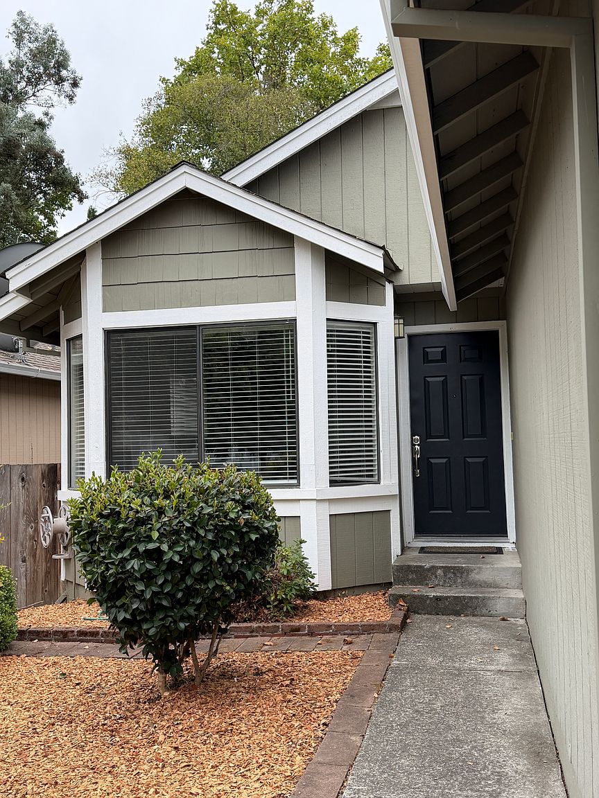 828 Bond Pl photo 2
