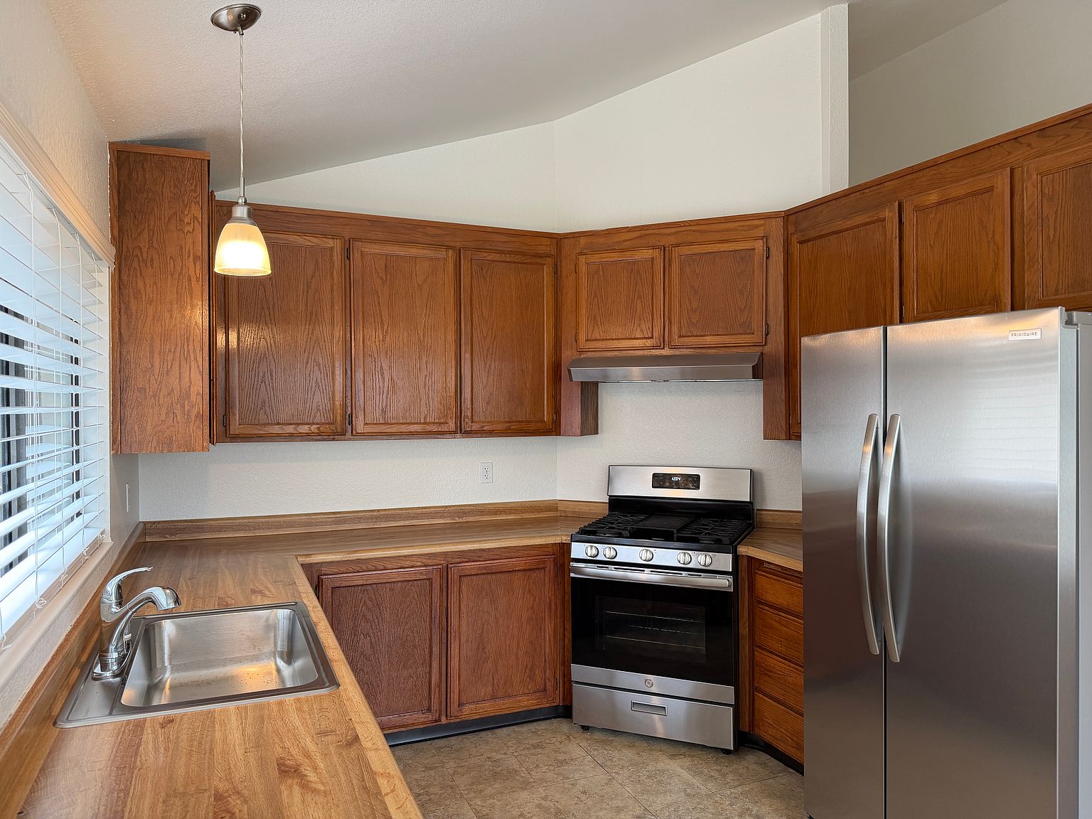 828 Bond Pl photo 4