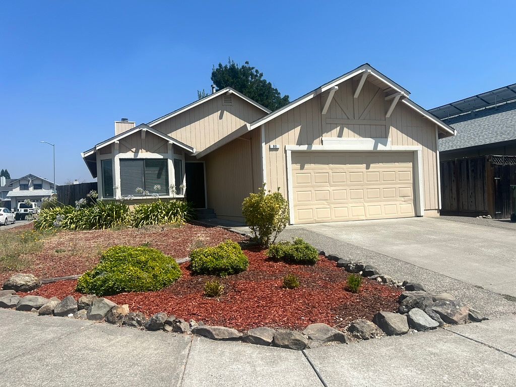 3BR/2BA Single Family House on Sarah Ct · Windsor