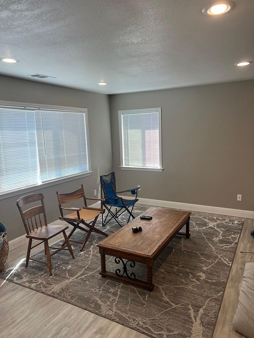 1107 Bay St photo 2