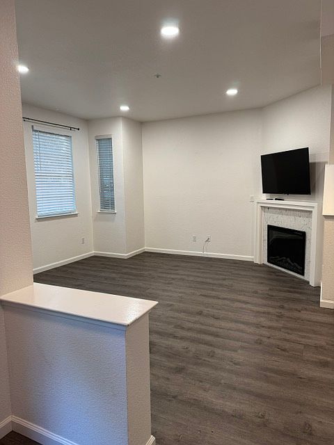 405 Village Cir photo 4