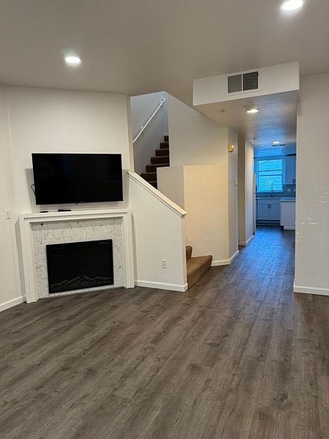 405 Village Cir photo 5