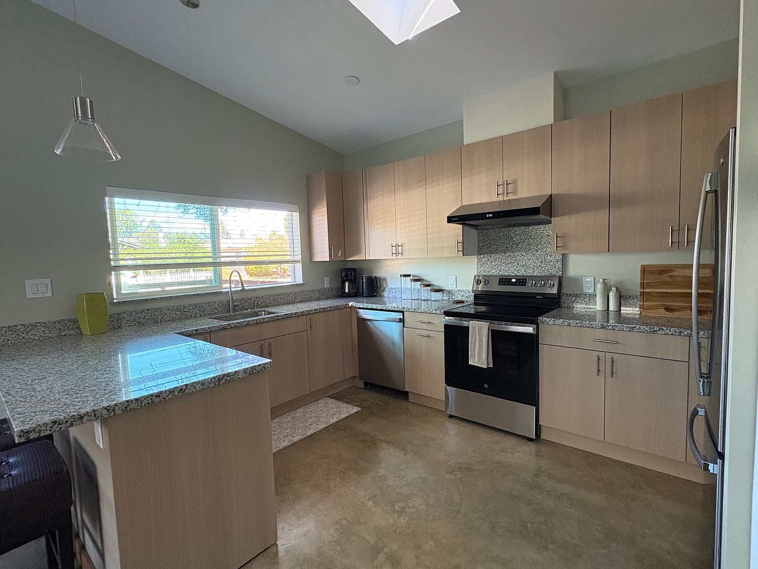 208 Washburn Ave photo 3