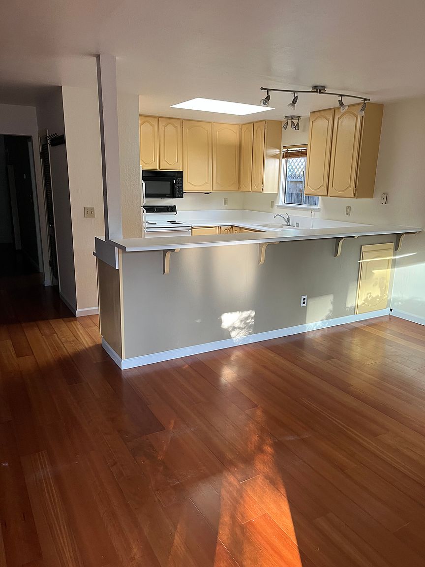 528 Ocean View Ave photo 2
