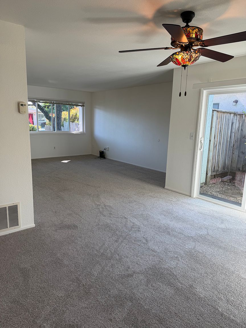 516 El Rio St photo 4
