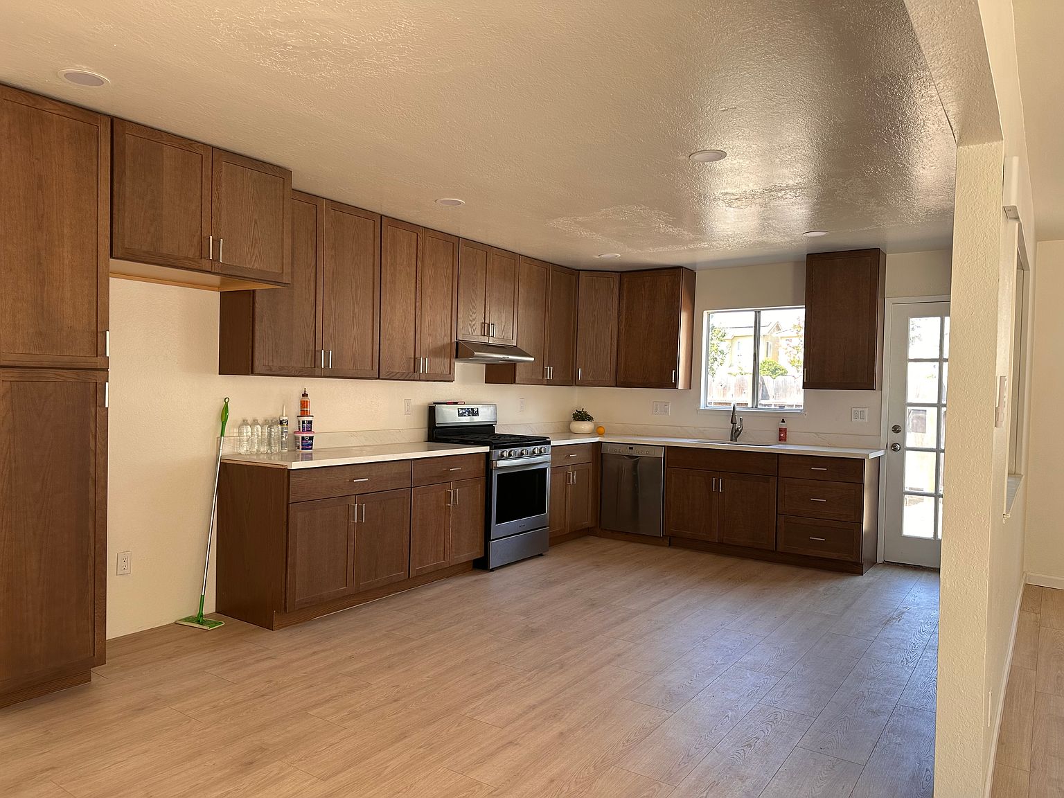 984 McKenzie Ave photo 5