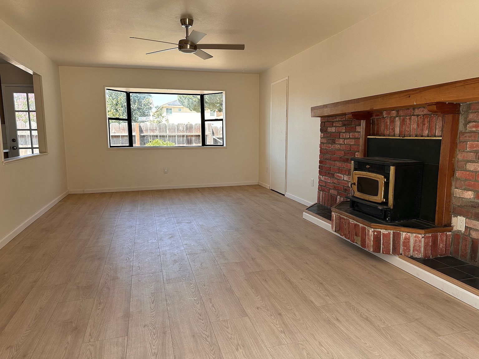 984 McKenzie Ave photo 4