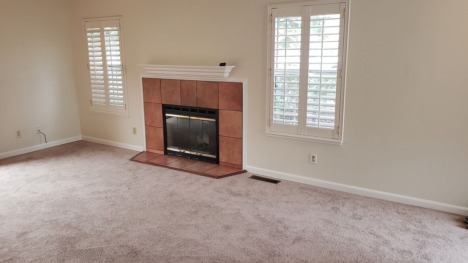 2566 Valerie Ct photo 4
