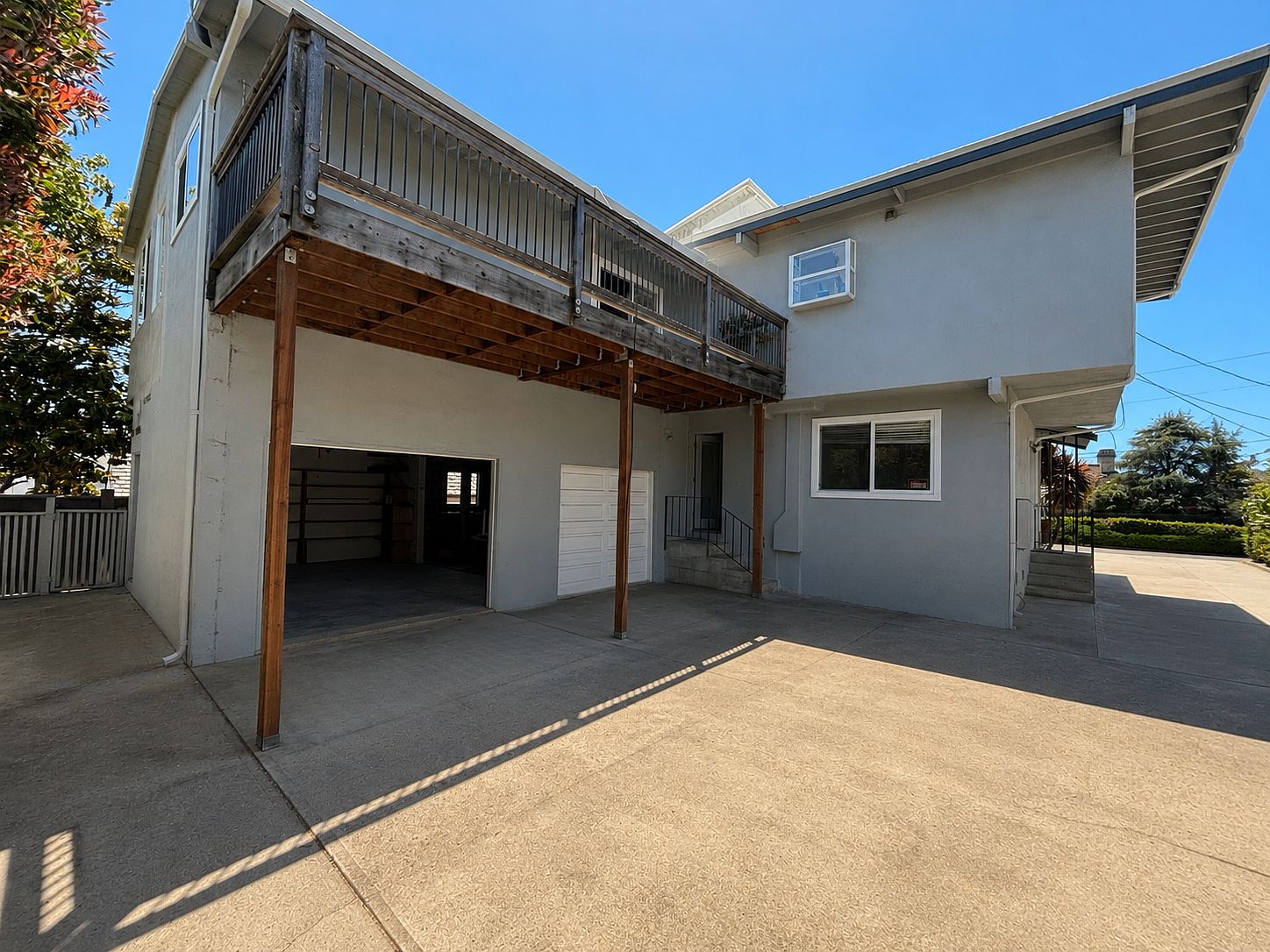 653 Bayview Dr photo 2