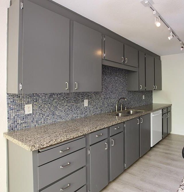1702 Dolphin Dr photo 4