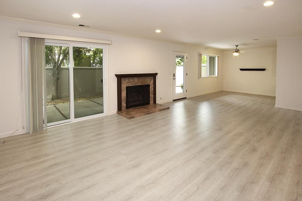1702 Dolphin Dr photo 2