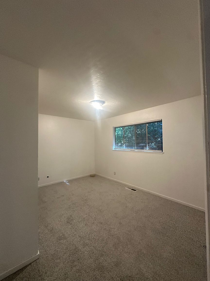 235 Meadow Dr photo 5