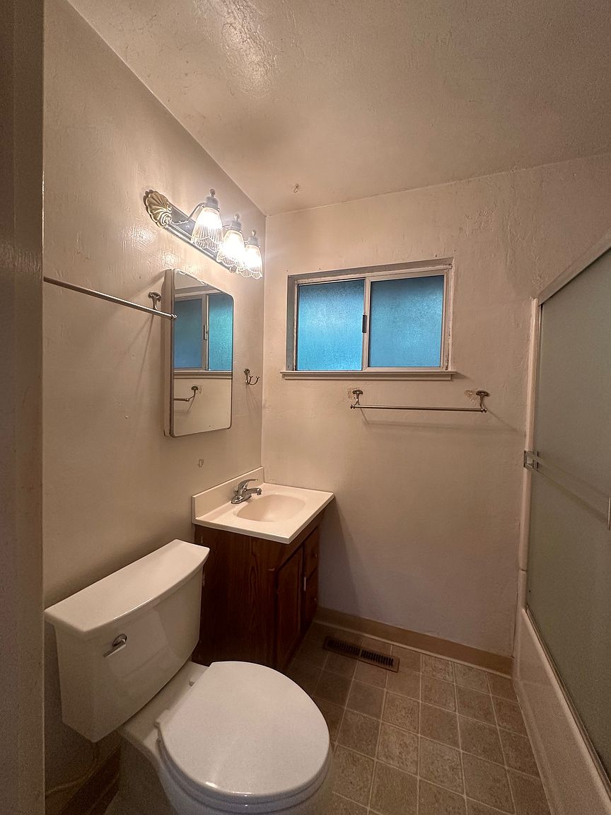 235 Meadow Dr photo 4