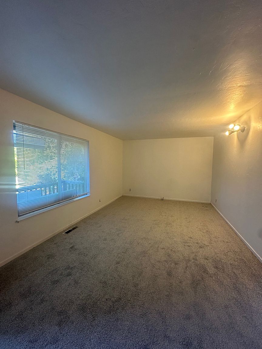 235 Meadow Dr photo 3