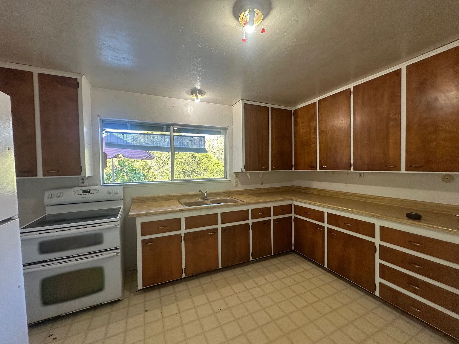 235 Meadow Dr photo 2