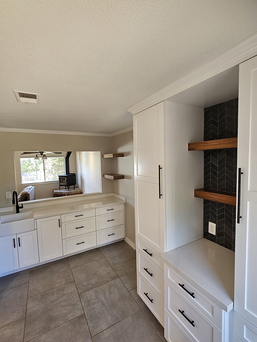 1733 Hillcrest Ln photo 3