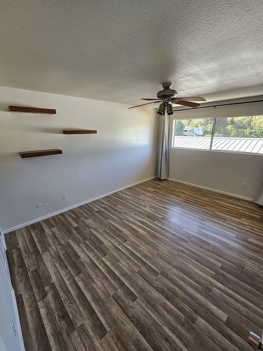 1733 Hillcrest Ln photo 5