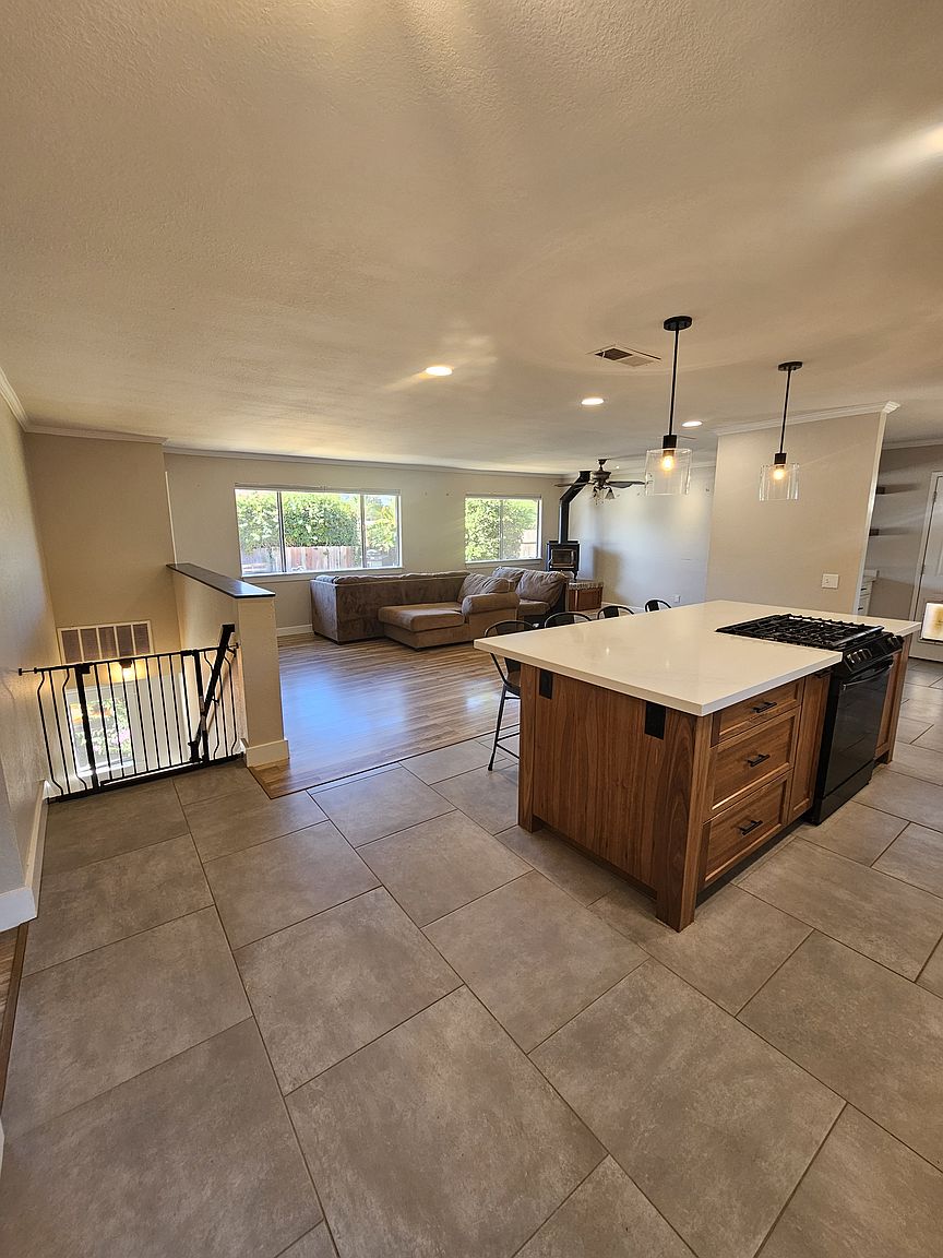 1733 Hillcrest Ln photo 2