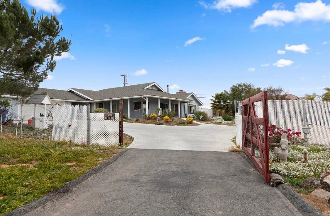 1776 E Alvarado St photo 2