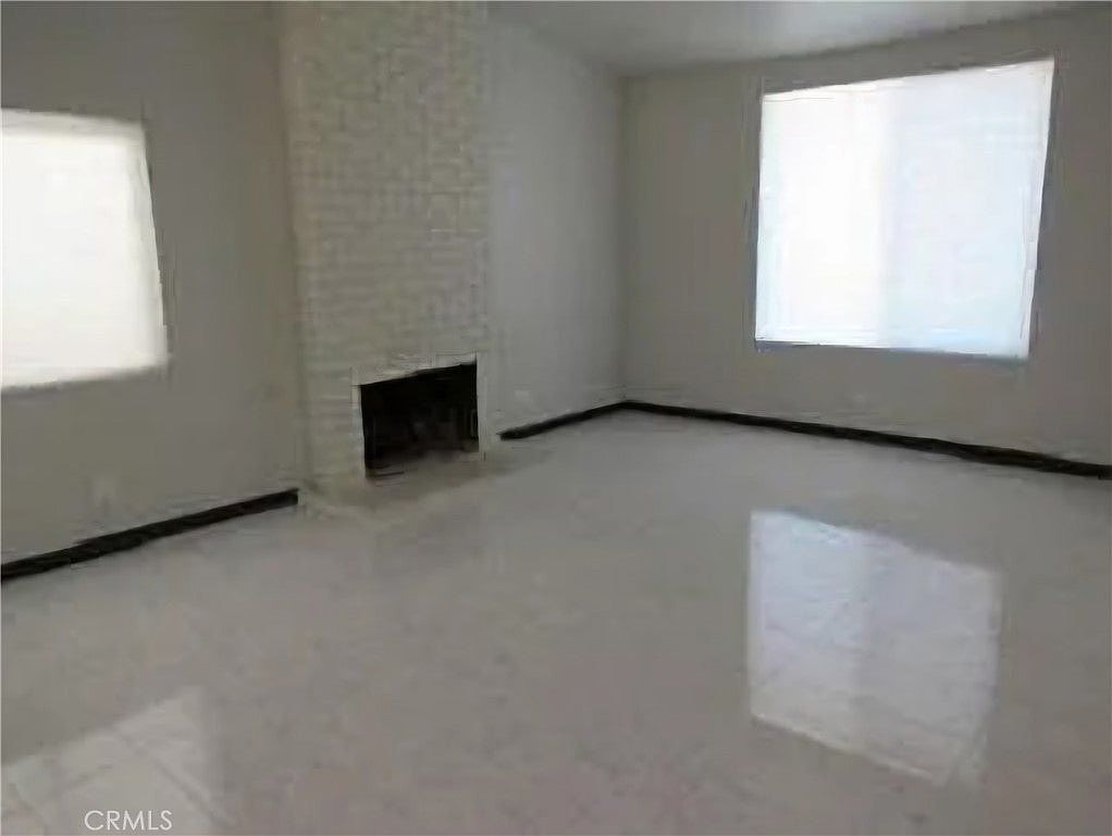 827 Willow Tree Ln photo 3