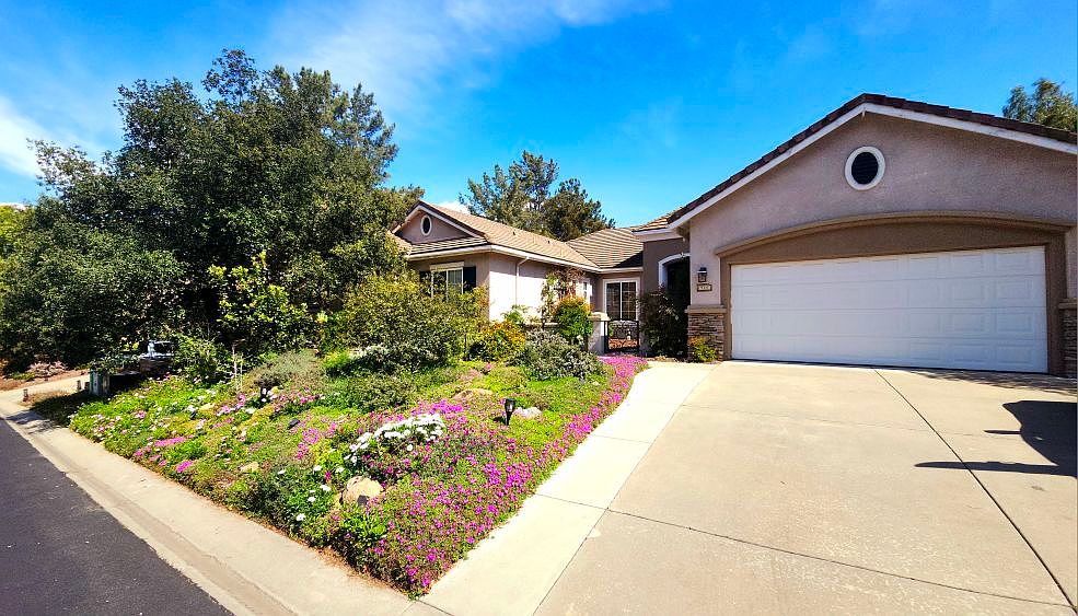 945 Inverlochy Dr photo 3