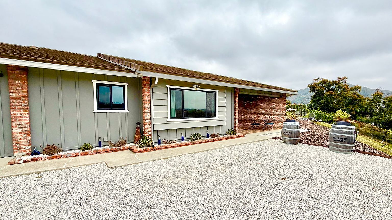 3266 Westmont Dr photo 4