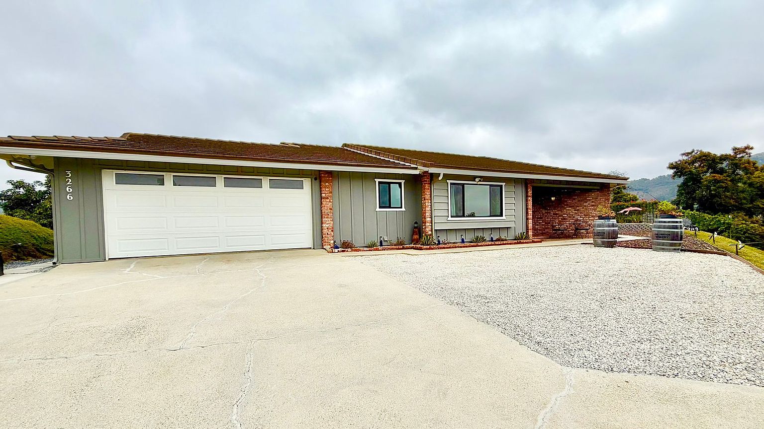 3266 Westmont Dr photo 2