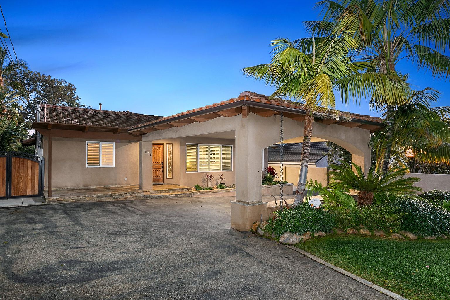 1289 Forest Ave photo 2