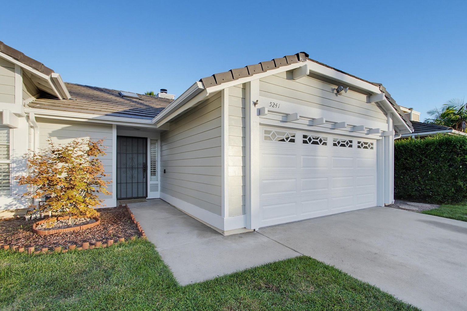 5241 Mandarin Dr photo 2