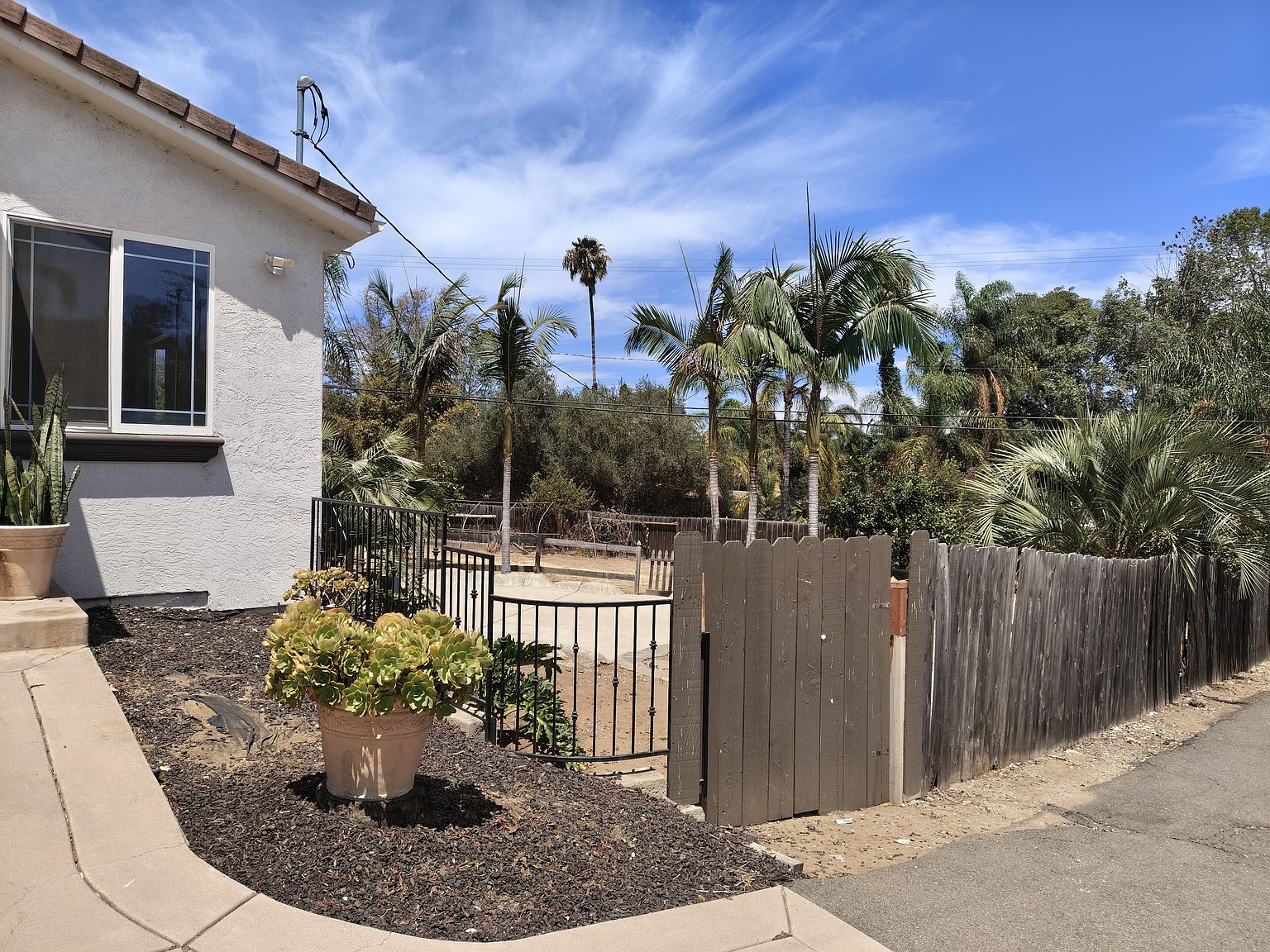 374 Osborne St photo 3