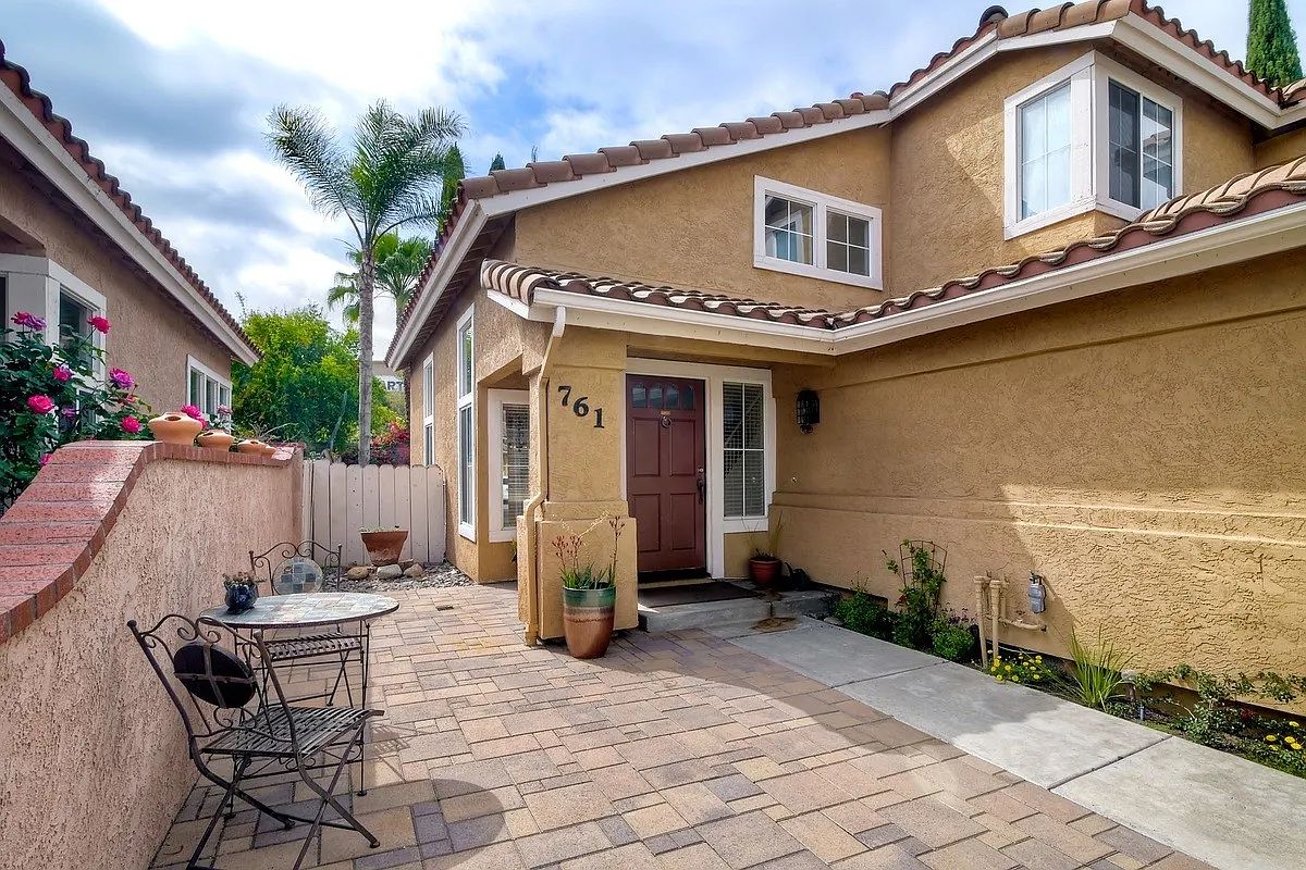 761 Mosaic Cir photo 2
